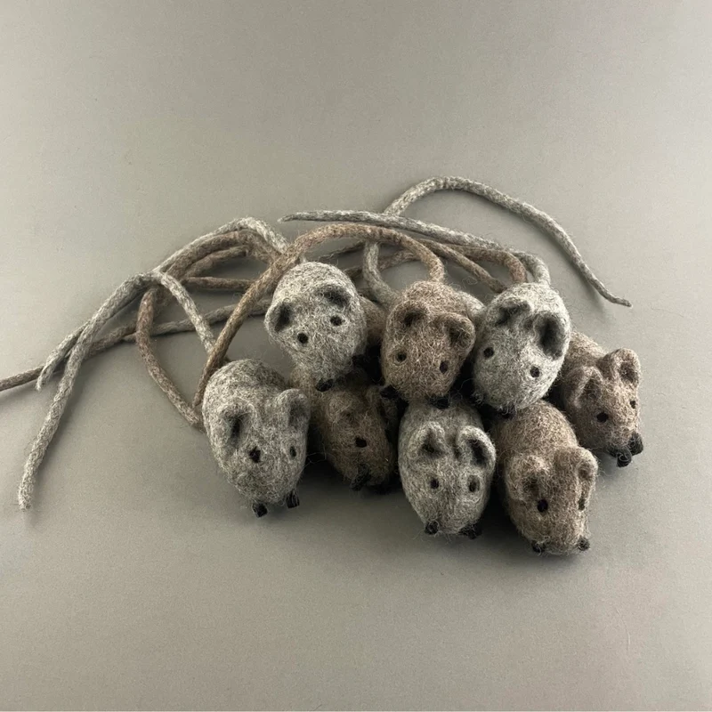 Katzenspielzeug gefilzte Katzenmaus Hellgrau