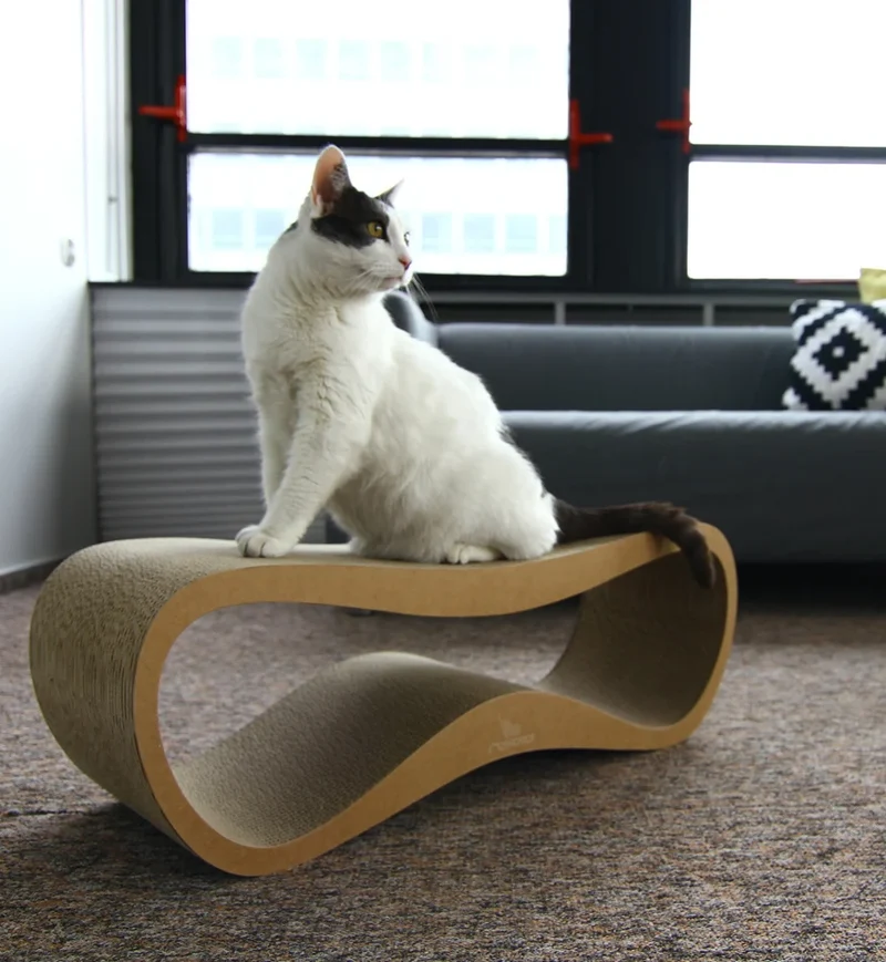 myKotty LUI Design-Kratzliege aus Wellpappe für Katzen