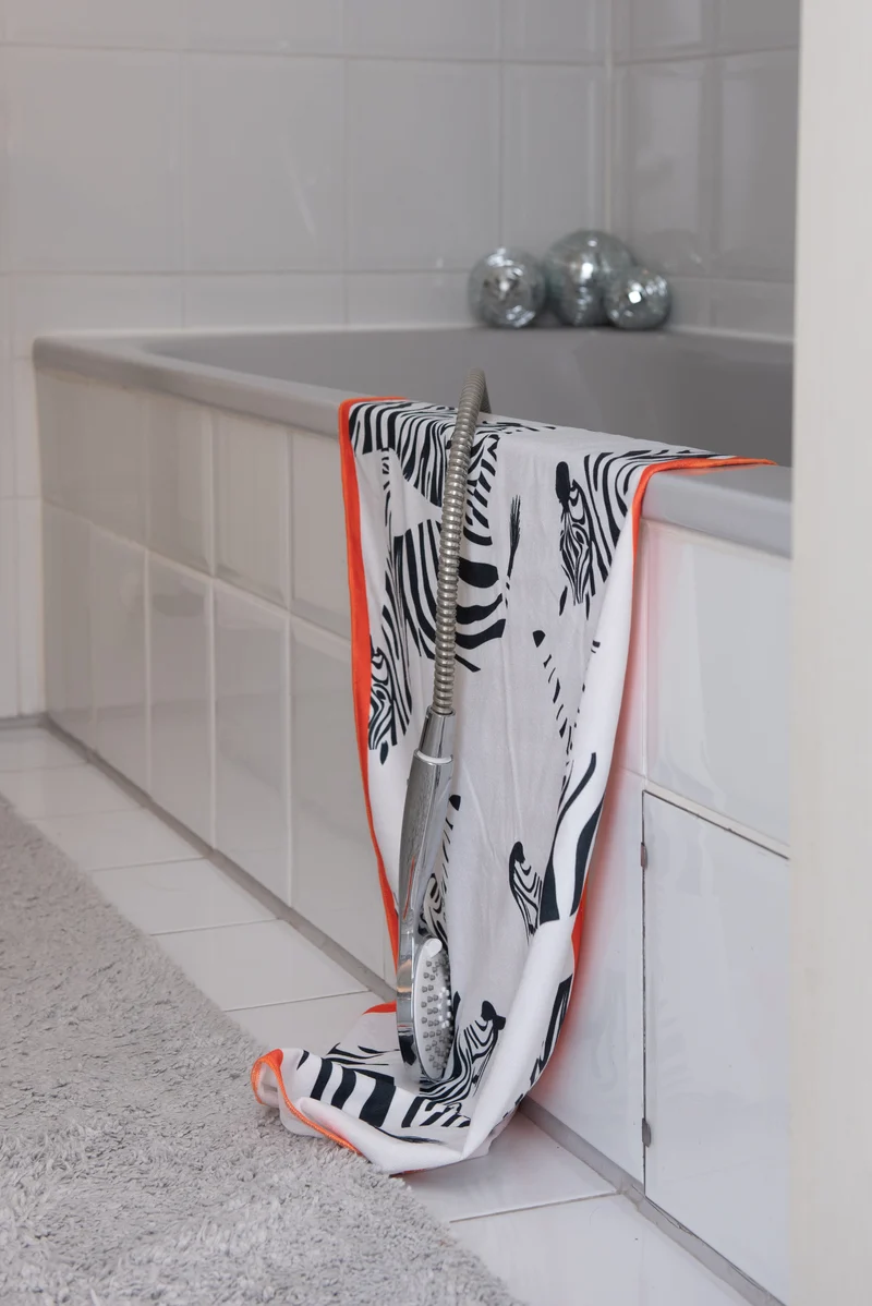 THE QUICKDRY TOWEL von LUMIIES® (SCHNELLTROCKENHANDTUCH)