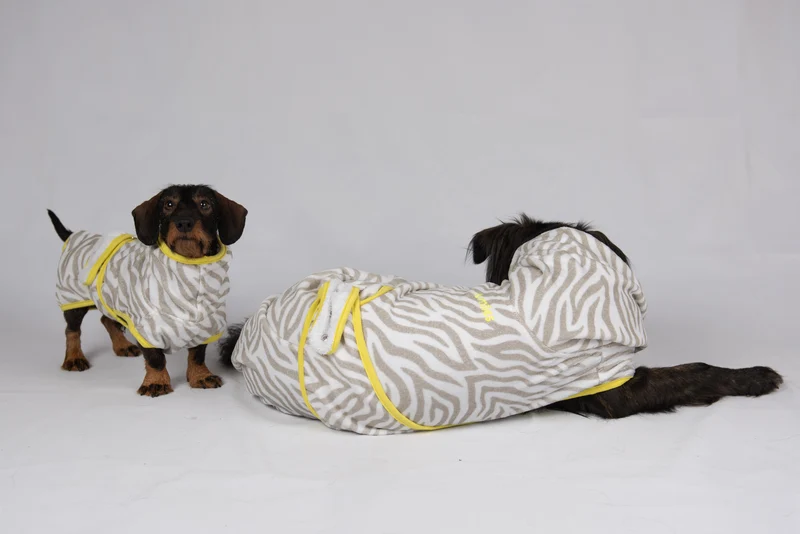 THE ZEBRA BATHROBE (HUNDEBADEMANTEL FÜR ALLE HUNDERASSEN)